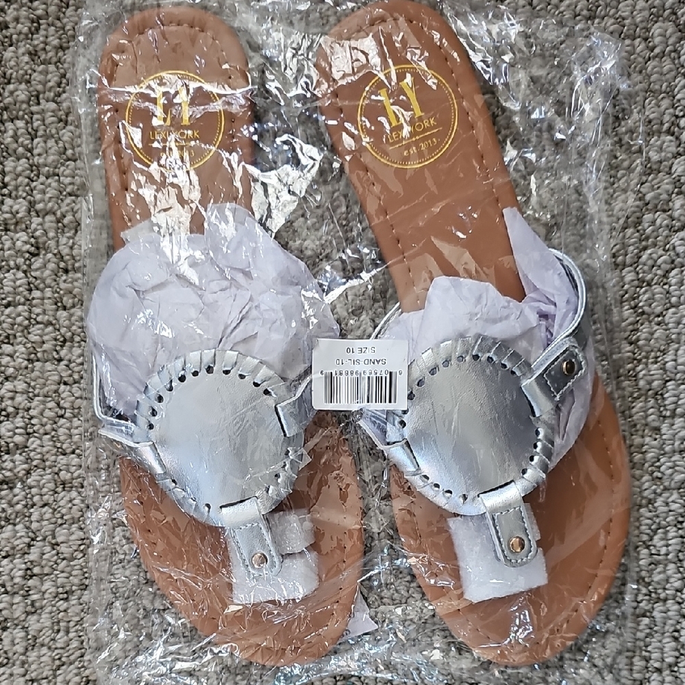 NWT Lexi York Silver Flip Flops, Womens Size 10